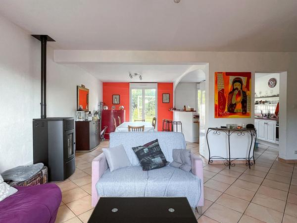 A vendre Angers hôpital , maison 3 chambres, dpe c, cuisine aménagée équipée, séjour traversant donnant sur jardin agréable, poêle à granulés, terrasse, garage.