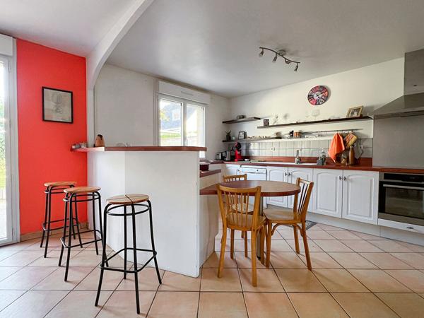 A vendre Angers hôpital , maison 3 chambres, dpe c, cuisine aménagée équipée, séjour traversant donnant sur jardin agréable, poêle à granulés, terrasse, garage.