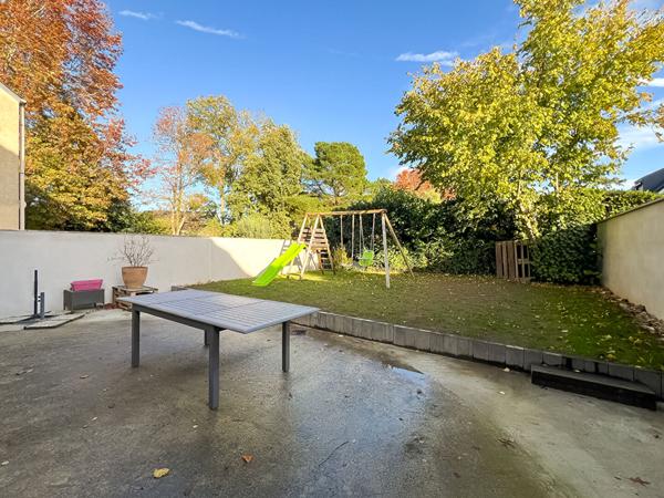 A vendre Angers hôpital , maison 3 chambres, dpe c, cuisine aménagée équipée, séjour traversant donnant sur jardin agréable, poêle à granulés, terrasse, garage.