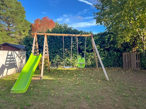 A vendre Angers hôpital , maison 3 chambres, dpe c, cuisine aménagée équipée, séjour traversant donnant sur jardin agréable, poêle à granulés, terrasse, garage.