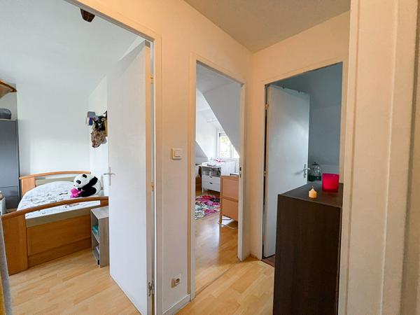 A vendre Angers hôpital , maison 3 chambres, dpe c, cuisine aménagée équipée, séjour traversant donnant sur jardin agréable, poêle à granulés, terrasse, garage.