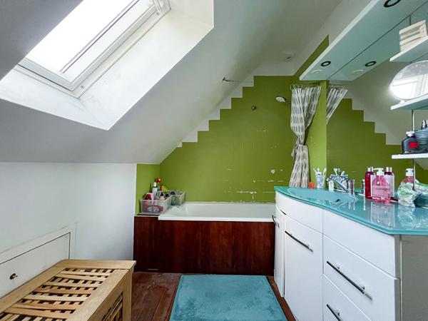 A vendre Angers hôpital , maison 3 chambres, dpe c, cuisine aménagée équipée, séjour traversant donnant sur jardin agréable, poêle à granulés, terrasse, garage.