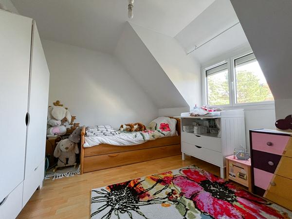 A vendre Angers hôpital , maison 3 chambres, dpe c, cuisine aménagée équipée, séjour traversant donnant sur jardin agréable, poêle à granulés, terrasse, garage.