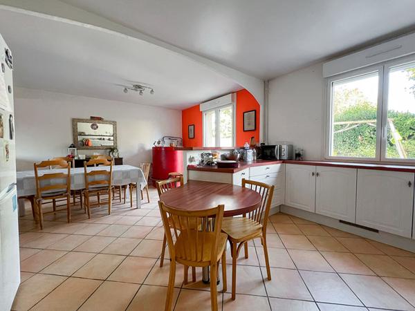 A vendre Angers hôpital , maison 3 chambres, dpe c, cuisine aménagée équipée, séjour traversant donnant sur jardin agréable, poêle à granulés, terrasse, garage.