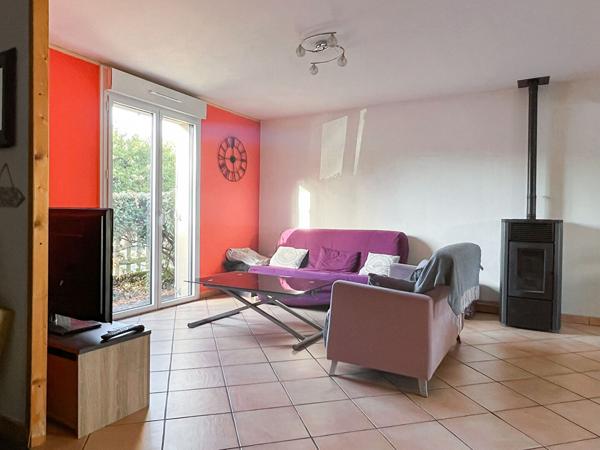 A vendre Angers hôpital , maison 3 chambres, dpe c, cuisine aménagée équipée, séjour traversant donnant sur jardin agréable, poêle à granulés, terrasse, garage.