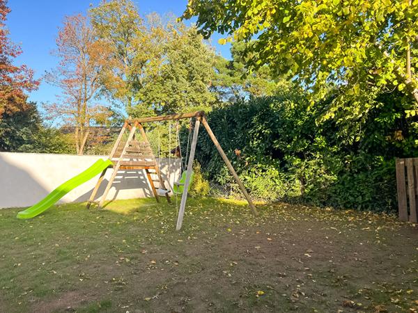 A vendre Angers hôpital , maison 3 chambres, dpe c, cuisine aménagée équipée, séjour traversant donnant sur jardin agréable, poêle à granulés, terrasse, garage.