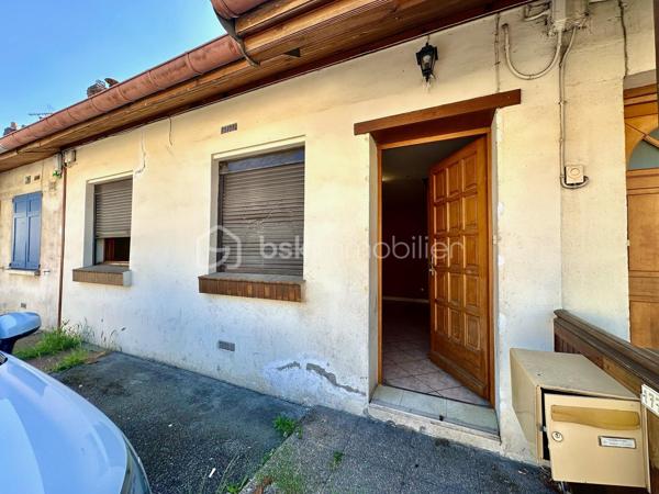 Située sur la commune du Trait, proche des commodités, cette maison de 76 m² représente une véritable opportunité pour les investisseurs comme pour les primo-accédants souhaitant créer un bien à leur image.

Édifiée sur une parcelle de 103 m², elle se compose de :
• 3 chambres
• Un espace salon / séjour
• Cuisine
• Chauffage électrique
• Production d’eau chaude par cumulus
• DPE C

Le bien est vendu avec une seconde parcelle indépendante de 106 m² comprenant un bâtiment d’environ 18 m² faisant actuellement office de garage, offrant un réel potentiel supplémentaire : stockage, atelier, futur aménagement ou valorisation patrimoniale.

⚠️ Des travaux de rénovation sont à prévoir, mais le potentiel est réel pour ceux qui recherchent un projet rentable ou une première acquisition avec possibilité de personnalisation complète.

✅ Idéal investissement locatif
✅ Première acquisition avec travaux
✅ Double parcelle
✅ Garage / dépendance
✅ Potentiel de valorisation après rénovation
✅ Secteur pratique et accessible

Un bien rare pour les acquéreurs capables de se projeter et souhaitant investir intelligemment dans un projet à fort potentiel.