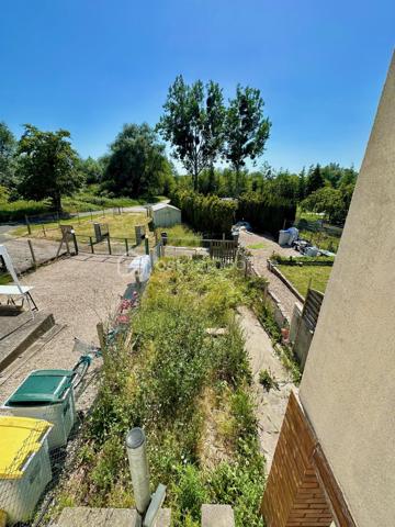 Située sur la commune du Trait, proche des commodités, cette maison de 76 m² représente une véritable opportunité pour les investisseurs comme pour les primo-accédants souhaitant créer un bien à leur image.

Édifiée sur une parcelle de 103 m², elle se compose de :
• 3 chambres
• Un espace salon / séjour
• Cuisine
• Chauffage électrique
• Production d’eau chaude par cumulus
• DPE C

Le bien est vendu avec une seconde parcelle indépendante de 106 m² comprenant un bâtiment d’environ 18 m² faisant actuellement office de garage, offrant un réel potentiel supplémentaire : stockage, atelier, futur aménagement ou valorisation patrimoniale.

⚠️ Des travaux de rénovation sont à prévoir, mais le potentiel est réel pour ceux qui recherchent un projet rentable ou une première acquisition avec possibilité de personnalisation complète.

✅ Idéal investissement locatif
✅ Première acquisition avec travaux
✅ Double parcelle
✅ Garage / dépendance
✅ Potentiel de valorisation après rénovation
✅ Secteur pratique et accessible

Un bien rare pour les acquéreurs capables de se projeter et souhaitant investir intelligemment dans un projet à fort potentiel.
