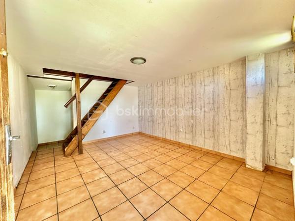Située sur la commune du Trait, proche des commodités, cette maison de 76 m² représente une véritable opportunité pour les investisseurs comme pour les primo-accédants souhaitant créer un bien à leur image.

Édifiée sur une parcelle de 103 m², elle se compose de :
• 3 chambres
• Un espace salon / séjour
• Cuisine
• Chauffage électrique
• Production d’eau chaude par cumulus
• DPE C

Le bien est vendu avec une seconde parcelle indépendante de 106 m² comprenant un bâtiment d’environ 18 m² faisant actuellement office de garage, offrant un réel potentiel supplémentaire : stockage, atelier, futur aménagement ou valorisation patrimoniale.

⚠️ Des travaux de rénovation sont à prévoir, mais le potentiel est réel pour ceux qui recherchent un projet rentable ou une première acquisition avec possibilité de personnalisation complète.

✅ Idéal investissement locatif
✅ Première acquisition avec travaux
✅ Double parcelle
✅ Garage / dépendance
✅ Potentiel de valorisation après rénovation
✅ Secteur pratique et accessible

Un bien rare pour les acquéreurs capables de se projeter et souhaitant investir intelligemment dans un projet à fort potentiel.