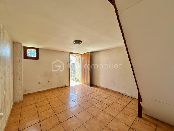 Située sur la commune du Trait, proche des commodités, cette maison de 76 m² représente une véritable opportunité pour les investisseurs comme pour les primo-accédants souhaitant créer un bien à leur image.

Édifiée sur une parcelle de 103 m², elle se compose de :
• 3 chambres
• Un espace salon / séjour
• Cuisine
• Chauffage électrique
• Production d’eau chaude par cumulus
• DPE C

Le bien est vendu avec une seconde parcelle indépendante de 106 m² comprenant un bâtiment d’environ 18 m² faisant actuellement office de garage, offrant un réel potentiel supplémentaire : stockage, atelier, futur aménagement ou valorisation patrimoniale.

⚠️ Des travaux de rénovation sont à prévoir, mais le potentiel est réel pour ceux qui recherchent un projet rentable ou une première acquisition avec possibilité de personnalisation complète.

✅ Idéal investissement locatif
✅ Première acquisition avec travaux
✅ Double parcelle
✅ Garage / dépendance
✅ Potentiel de valorisation après rénovation
✅ Secteur pratique et accessible

Un bien rare pour les acquéreurs capables de se projeter et souhaitant investir intelligemment dans un projet à fort potentiel.
