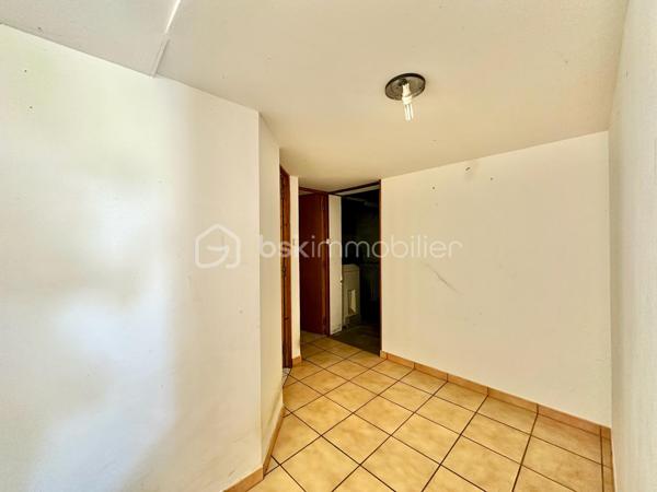 Située sur la commune du Trait, proche des commodités, cette maison de 76 m² représente une véritable opportunité pour les investisseurs comme pour les primo-accédants souhaitant créer un bien à leur image.

Édifiée sur une parcelle de 103 m², elle se compose de :
• 3 chambres
• Un espace salon / séjour
• Cuisine
• Chauffage électrique
• Production d’eau chaude par cumulus
• DPE C

Le bien est vendu avec une seconde parcelle indépendante de 106 m² comprenant un bâtiment d’environ 18 m² faisant actuellement office de garage, offrant un réel potentiel supplémentaire : stockage, atelier, futur aménagement ou valorisation patrimoniale.

⚠️ Des travaux de rénovation sont à prévoir, mais le potentiel est réel pour ceux qui recherchent un projet rentable ou une première acquisition avec possibilité de personnalisation complète.

✅ Idéal investissement locatif
✅ Première acquisition avec travaux
✅ Double parcelle
✅ Garage / dépendance
✅ Potentiel de valorisation après rénovation
✅ Secteur pratique et accessible

Un bien rare pour les acquéreurs capables de se projeter et souhaitant investir intelligemment dans un projet à fort potentiel.