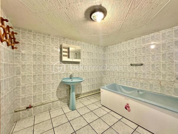 Située sur la commune du Trait, proche des commodités, cette maison de 76 m² représente une véritable opportunité pour les investisseurs comme pour les primo-accédants souhaitant créer un bien à leur image.

Édifiée sur une parcelle de 103 m², elle se compose de :
• 3 chambres
• Un espace salon / séjour
• Cuisine
• Chauffage électrique
• Production d’eau chaude par cumulus
• DPE C

Le bien est vendu avec une seconde parcelle indépendante de 106 m² comprenant un bâtiment d’environ 18 m² faisant actuellement office de garage, offrant un réel potentiel supplémentaire : stockage, atelier, futur aménagement ou valorisation patrimoniale.

⚠️ Des travaux de rénovation sont à prévoir, mais le potentiel est réel pour ceux qui recherchent un projet rentable ou une première acquisition avec possibilité de personnalisation complète.

✅ Idéal investissement locatif
✅ Première acquisition avec travaux
✅ Double parcelle
✅ Garage / dépendance
✅ Potentiel de valorisation après rénovation
✅ Secteur pratique et accessible

Un bien rare pour les acquéreurs capables de se projeter et souhaitant investir intelligemment dans un projet à fort potentiel.
