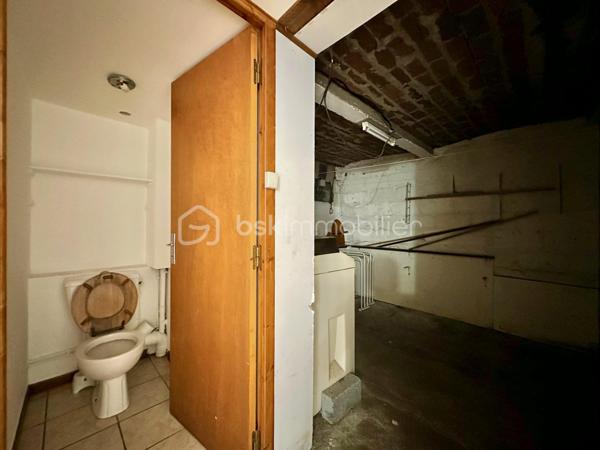 Située sur la commune du Trait, proche des commodités, cette maison de 76 m² représente une véritable opportunité pour les investisseurs comme pour les primo-accédants souhaitant créer un bien à leur image.

Édifiée sur une parcelle de 103 m², elle se compose de :
• 3 chambres
• Un espace salon / séjour
• Cuisine
• Chauffage électrique
• Production d’eau chaude par cumulus
• DPE C

Le bien est vendu avec une seconde parcelle indépendante de 106 m² comprenant un bâtiment d’environ 18 m² faisant actuellement office de garage, offrant un réel potentiel supplémentaire : stockage, atelier, futur aménagement ou valorisation patrimoniale.

⚠️ Des travaux de rénovation sont à prévoir, mais le potentiel est réel pour ceux qui recherchent un projet rentable ou une première acquisition avec possibilité de personnalisation complète.

✅ Idéal investissement locatif
✅ Première acquisition avec travaux
✅ Double parcelle
✅ Garage / dépendance
✅ Potentiel de valorisation après rénovation
✅ Secteur pratique et accessible

Un bien rare pour les acquéreurs capables de se projeter et souhaitant investir intelligemment dans un projet à fort potentiel.