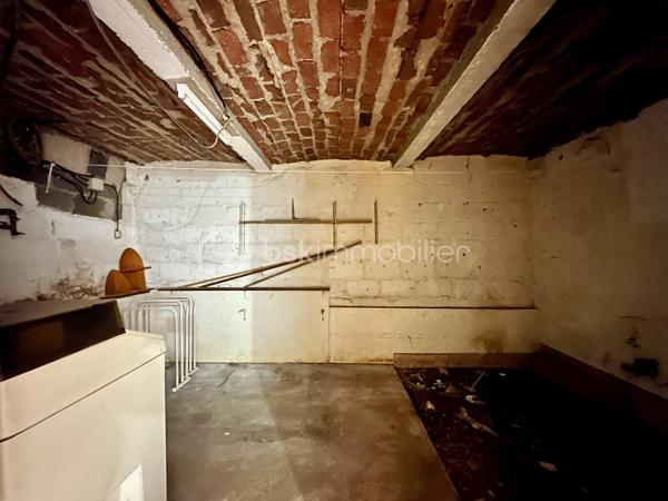 Située sur la commune du Trait, proche des commodités, cette maison de 76 m² représente une véritable opportunité pour les investisseurs comme pour les primo-accédants souhaitant créer un bien à leur image.

Édifiée sur une parcelle de 103 m², elle se compose de :
• 3 chambres
• Un espace salon / séjour
• Cuisine
• Chauffage électrique
• Production d’eau chaude par cumulus
• DPE C

Le bien est vendu avec une seconde parcelle indépendante de 106 m² comprenant un bâtiment d’environ 18 m² faisant actuellement office de garage, offrant un réel potentiel supplémentaire : stockage, atelier, futur aménagement ou valorisation patrimoniale.

⚠️ Des travaux de rénovation sont à prévoir, mais le potentiel est réel pour ceux qui recherchent un projet rentable ou une première acquisition avec possibilité de personnalisation complète.

✅ Idéal investissement locatif
✅ Première acquisition avec travaux
✅ Double parcelle
✅ Garage / dépendance
✅ Potentiel de valorisation après rénovation
✅ Secteur pratique et accessible

Un bien rare pour les acquéreurs capables de se projeter et souhaitant investir intelligemment dans un projet à fort potentiel.