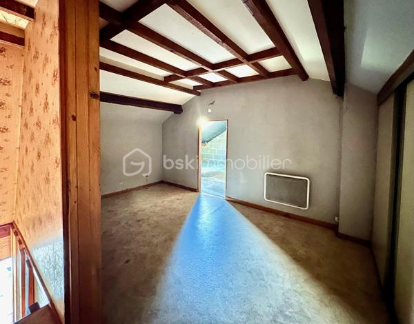 Située sur la commune du Trait, proche des commodités, cette maison de 76 m² représente une véritable opportunité pour les investisseurs comme pour les primo-accédants souhaitant créer un bien à leur image.

Édifiée sur une parcelle de 103 m², elle se compose de :
• 3 chambres
• Un espace salon / séjour
• Cuisine
• Chauffage électrique
• Production d’eau chaude par cumulus
• DPE C

Le bien est vendu avec une seconde parcelle indépendante de 106 m² comprenant un bâtiment d’environ 18 m² faisant actuellement office de garage, offrant un réel potentiel supplémentaire : stockage, atelier, futur aménagement ou valorisation patrimoniale.

⚠️ Des travaux de rénovation sont à prévoir, mais le potentiel est réel pour ceux qui recherchent un projet rentable ou une première acquisition avec possibilité de personnalisation complète.

✅ Idéal investissement locatif
✅ Première acquisition avec travaux
✅ Double parcelle
✅ Garage / dépendance
✅ Potentiel de valorisation après rénovation
✅ Secteur pratique et accessible

Un bien rare pour les acquéreurs capables de se projeter et souhaitant investir intelligemment dans un projet à fort potentiel.