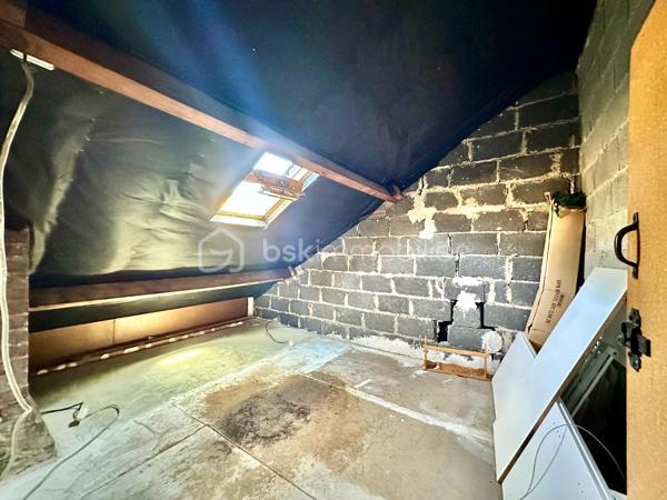 Située sur la commune du Trait, proche des commodités, cette maison de 76 m² représente une véritable opportunité pour les investisseurs comme pour les primo-accédants souhaitant créer un bien à leur image.

Édifiée sur une parcelle de 103 m², elle se compose de :
• 3 chambres
• Un espace salon / séjour
• Cuisine
• Chauffage électrique
• Production d’eau chaude par cumulus
• DPE C

Le bien est vendu avec une seconde parcelle indépendante de 106 m² comprenant un bâtiment d’environ 18 m² faisant actuellement office de garage, offrant un réel potentiel supplémentaire : stockage, atelier, futur aménagement ou valorisation patrimoniale.

⚠️ Des travaux de rénovation sont à prévoir, mais le potentiel est réel pour ceux qui recherchent un projet rentable ou une première acquisition avec possibilité de personnalisation complète.

✅ Idéal investissement locatif
✅ Première acquisition avec travaux
✅ Double parcelle
✅ Garage / dépendance
✅ Potentiel de valorisation après rénovation
✅ Secteur pratique et accessible

Un bien rare pour les acquéreurs capables de se projeter et souhaitant investir intelligemment dans un projet à fort potentiel.