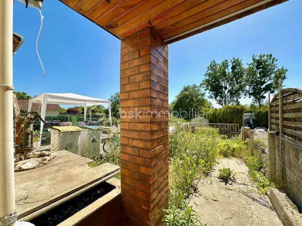Située sur la commune du Trait, proche des commodités, cette maison de 76 m² représente une véritable opportunité pour les investisseurs comme pour les primo-accédants souhaitant créer un bien à leur image.

Édifiée sur une parcelle de 103 m², elle se compose de :
• 3 chambres
• Un espace salon / séjour
• Cuisine
• Chauffage électrique
• Production d’eau chaude par cumulus
• DPE C

Le bien est vendu avec une seconde parcelle indépendante de 106 m² comprenant un bâtiment d’environ 18 m² faisant actuellement office de garage, offrant un réel potentiel supplémentaire : stockage, atelier, futur aménagement ou valorisation patrimoniale.

⚠️ Des travaux de rénovation sont à prévoir, mais le potentiel est réel pour ceux qui recherchent un projet rentable ou une première acquisition avec possibilité de personnalisation complète.

✅ Idéal investissement locatif
✅ Première acquisition avec travaux
✅ Double parcelle
✅ Garage / dépendance
✅ Potentiel de valorisation après rénovation
✅ Secteur pratique et accessible

Un bien rare pour les acquéreurs capables de se projeter et souhaitant investir intelligemment dans un projet à fort potentiel.