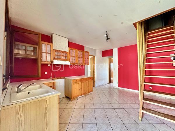 Située sur la commune du Trait, proche des commodités, cette maison de 76 m² représente une véritable opportunité pour les investisseurs comme pour les primo-accédants souhaitant créer un bien à leur image.

Édifiée sur une parcelle de 103 m², elle se compose de :
• 3 chambres
• Un espace salon / séjour
• Cuisine
• Chauffage électrique
• Production d’eau chaude par cumulus
• DPE C

Le bien est vendu avec une seconde parcelle indépendante de 106 m² comprenant un bâtiment d’environ 18 m² faisant actuellement office de garage, offrant un réel potentiel supplémentaire : stockage, atelier, futur aménagement ou valorisation patrimoniale.

⚠️ Des travaux de rénovation sont à prévoir, mais le potentiel est réel pour ceux qui recherchent un projet rentable ou une première acquisition avec possibilité de personnalisation complète.

✅ Idéal investissement locatif
✅ Première acquisition avec travaux
✅ Double parcelle
✅ Garage / dépendance
✅ Potentiel de valorisation après rénovation
✅ Secteur pratique et accessible

Un bien rare pour les acquéreurs capables de se projeter et souhaitant investir intelligemment dans un projet à fort potentiel.