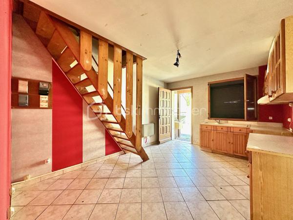 Située sur la commune du Trait, proche des commodités, cette maison de 76 m² représente une véritable opportunité pour les investisseurs comme pour les primo-accédants souhaitant créer un bien à leur image.

Édifiée sur une parcelle de 103 m², elle se compose de :
• 3 chambres
• Un espace salon / séjour
• Cuisine
• Chauffage électrique
• Production d’eau chaude par cumulus
• DPE C

Le bien est vendu avec une seconde parcelle indépendante de 106 m² comprenant un bâtiment d’environ 18 m² faisant actuellement office de garage, offrant un réel potentiel supplémentaire : stockage, atelier, futur aménagement ou valorisation patrimoniale.

⚠️ Des travaux de rénovation sont à prévoir, mais le potentiel est réel pour ceux qui recherchent un projet rentable ou une première acquisition avec possibilité de personnalisation complète.

✅ Idéal investissement locatif
✅ Première acquisition avec travaux
✅ Double parcelle
✅ Garage / dépendance
✅ Potentiel de valorisation après rénovation
✅ Secteur pratique et accessible

Un bien rare pour les acquéreurs capables de se projeter et souhaitant investir intelligemment dans un projet à fort potentiel.