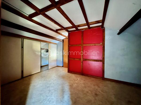 Située sur la commune du Trait, proche des commodités, cette maison de 76 m² représente une véritable opportunité pour les investisseurs comme pour les primo-accédants souhaitant créer un bien à leur image.

Édifiée sur une parcelle de 103 m², elle se compose de :
• 3 chambres
• Un espace salon / séjour
• Cuisine
• Chauffage électrique
• Production d’eau chaude par cumulus
• DPE C

Le bien est vendu avec une seconde parcelle indépendante de 106 m² comprenant un bâtiment d’environ 18 m² faisant actuellement office de garage, offrant un réel potentiel supplémentaire : stockage, atelier, futur aménagement ou valorisation patrimoniale.

⚠️ Des travaux de rénovation sont à prévoir, mais le potentiel est réel pour ceux qui recherchent un projet rentable ou une première acquisition avec possibilité de personnalisation complète.

✅ Idéal investissement locatif
✅ Première acquisition avec travaux
✅ Double parcelle
✅ Garage / dépendance
✅ Potentiel de valorisation après rénovation
✅ Secteur pratique et accessible

Un bien rare pour les acquéreurs capables de se projeter et souhaitant investir intelligemment dans un projet à fort potentiel.