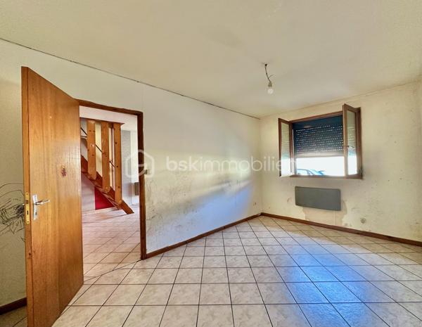 Située sur la commune du Trait, proche des commodités, cette maison de 76 m² représente une véritable opportunité pour les investisseurs comme pour les primo-accédants souhaitant créer un bien à leur image.

Édifiée sur une parcelle de 103 m², elle se compose de :
• 3 chambres
• Un espace salon / séjour
• Cuisine
• Chauffage électrique
• Production d’eau chaude par cumulus
• DPE C

Le bien est vendu avec une seconde parcelle indépendante de 106 m² comprenant un bâtiment d’environ 18 m² faisant actuellement office de garage, offrant un réel potentiel supplémentaire : stockage, atelier, futur aménagement ou valorisation patrimoniale.

⚠️ Des travaux de rénovation sont à prévoir, mais le potentiel est réel pour ceux qui recherchent un projet rentable ou une première acquisition avec possibilité de personnalisation complète.

✅ Idéal investissement locatif
✅ Première acquisition avec travaux
✅ Double parcelle
✅ Garage / dépendance
✅ Potentiel de valorisation après rénovation
✅ Secteur pratique et accessible

Un bien rare pour les acquéreurs capables de se projeter et souhaitant investir intelligemment dans un projet à fort potentiel.