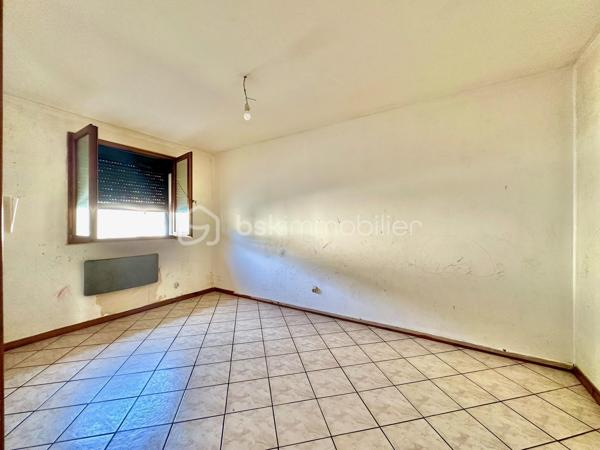 Située sur la commune du Trait, proche des commodités, cette maison de 76 m² représente une véritable opportunité pour les investisseurs comme pour les primo-accédants souhaitant créer un bien à leur image.

Édifiée sur une parcelle de 103 m², elle se compose de :
• 3 chambres
• Un espace salon / séjour
• Cuisine
• Chauffage électrique
• Production d’eau chaude par cumulus
• DPE C

Le bien est vendu avec une seconde parcelle indépendante de 106 m² comprenant un bâtiment d’environ 18 m² faisant actuellement office de garage, offrant un réel potentiel supplémentaire : stockage, atelier, futur aménagement ou valorisation patrimoniale.

⚠️ Des travaux de rénovation sont à prévoir, mais le potentiel est réel pour ceux qui recherchent un projet rentable ou une première acquisition avec possibilité de personnalisation complète.

✅ Idéal investissement locatif
✅ Première acquisition avec travaux
✅ Double parcelle
✅ Garage / dépendance
✅ Potentiel de valorisation après rénovation
✅ Secteur pratique et accessible

Un bien rare pour les acquéreurs capables de se projeter et souhaitant investir intelligemment dans un projet à fort potentiel.