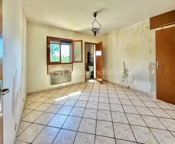 Située sur la commune du Trait, proche des commodités, cette maison de 76 m² représente une véritable opportunité pour les investisseurs comme pour les primo-accédants souhaitant créer un bien à leur image.

Édifiée sur une parcelle de 103 m², elle se compose de :
• 3 chambres
• Un espace salon / séjour
• Cuisine
• Chauffage électrique
• Production d’eau chaude par cumulus
• DPE C

Le bien est vendu avec une seconde parcelle indépendante de 106 m² comprenant un bâtiment d’environ 18 m² faisant actuellement office de garage, offrant un réel potentiel supplémentaire : stockage, atelier, futur aménagement ou valorisation patrimoniale.

⚠️ Des travaux de rénovation sont à prévoir, mais le potentiel est réel pour ceux qui recherchent un projet rentable ou une première acquisition avec possibilité de personnalisation complète.

✅ Idéal investissement locatif
✅ Première acquisition avec travaux
✅ Double parcelle
✅ Garage / dépendance
✅ Potentiel de valorisation après rénovation
✅ Secteur pratique et accessible

Un bien rare pour les acquéreurs capables de se projeter et souhaitant investir intelligemment dans un projet à fort potentiel.