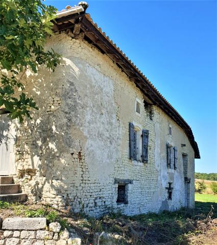 Dpt Charente (16), proche de BARBEZIEUX grande grange et terrain à vendre,