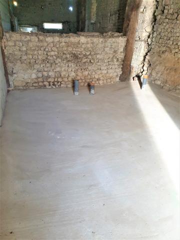 Dpt Charente (16), proche de BARBEZIEUX grande grange et terrain à vendre,