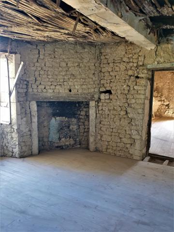 Dpt Charente (16), proche de BARBEZIEUX grande grange et terrain à vendre,