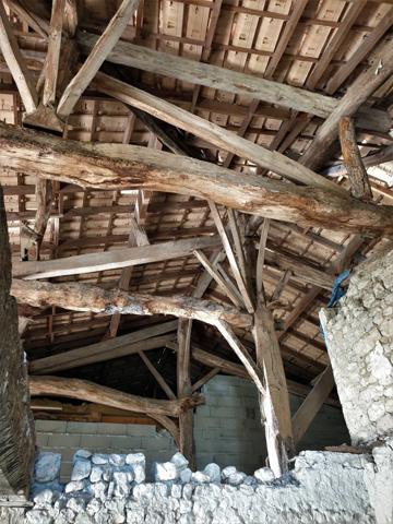 Dpt Charente (16), proche de BARBEZIEUX grande grange et terrain à vendre,