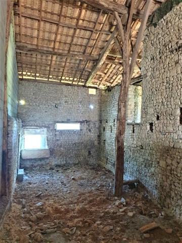 Dpt Charente (16), proche de BARBEZIEUX grande grange et terrain à vendre,