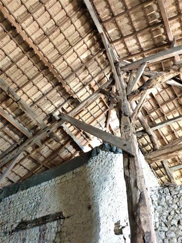 Dpt Charente (16), proche de BARBEZIEUX grande grange et terrain à vendre,