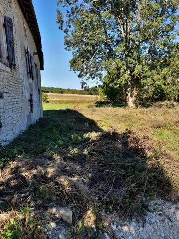 Dpt Charente (16), proche de BARBEZIEUX grande grange et terrain à vendre,