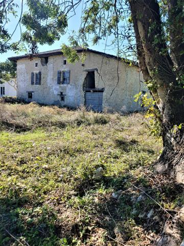 Dpt Charente (16), proche de BARBEZIEUX grande grange et terrain à vendre,