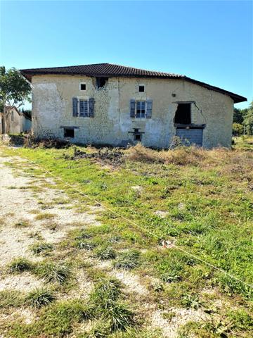 Dpt Charente (16), proche de BARBEZIEUX grande grange et terrain à vendre,
