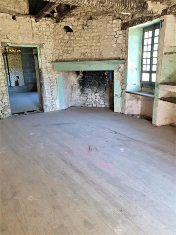 Dpt Charente (16), proche de BARBEZIEUX grande grange et terrain à vendre,