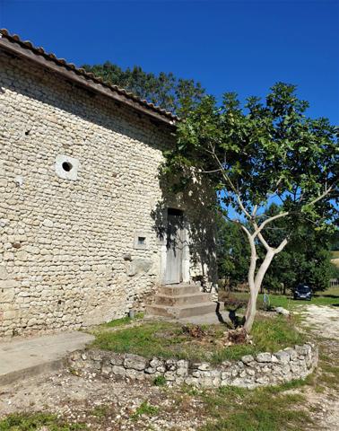 Dpt Charente (16), proche de BARBEZIEUX grande grange et terrain à vendre,