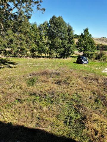 Dpt Charente (16), proche de BARBEZIEUX grande grange et terrain à vendre,