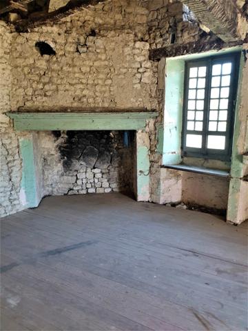 Dpt Charente (16), proche de BARBEZIEUX grande grange et terrain à vendre,