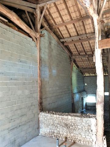 Dpt Charente (16), proche de BARBEZIEUX grande grange et terrain à vendre,