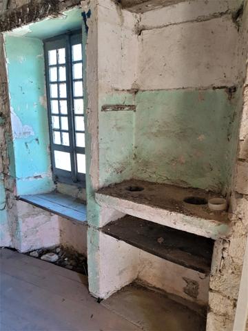 Dpt Charente (16), proche de BARBEZIEUX grande grange et terrain à vendre,