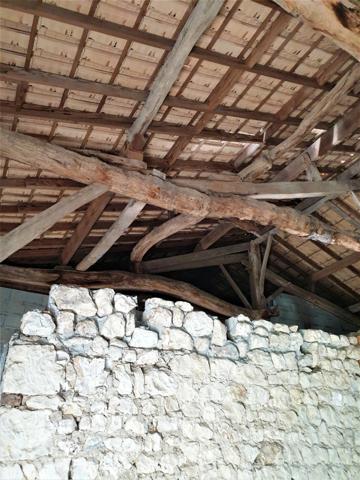 Dpt Charente (16), proche de BARBEZIEUX grande grange et terrain à vendre,