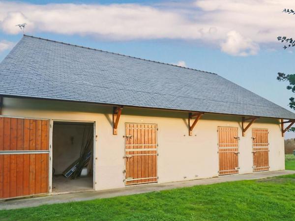 PROPRIETE D'ARCHITECTE AVEC DEPENDANCE PROCHE GUERANDE