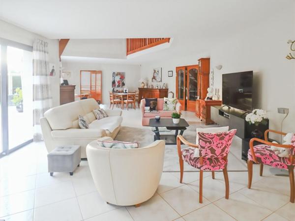 PROPRIETE D'ARCHITECTE AVEC DEPENDANCE PROCHE GUERANDE