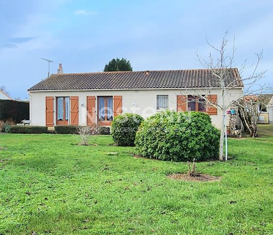 Maison de plain-pied 3 chambres avec jardin et garage à Maillé