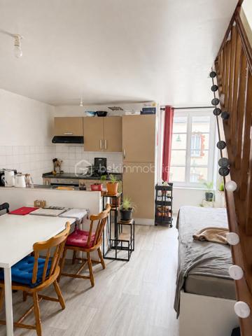 Situé en plein centre de Mouazé, cet immeuble de rapport en très bon état et sans travaux à prévoir se compose de deux appartements, d’un local commercial divisé en deux cellules ainsi que d’un garage et d'un espace jardin.

Le premier appartement de 42,99 m² offre un espace salon-cuisine, une chambre, une salle de bain ainsi qu’un espace nuit à l’étage. Le second, d’une surface de 37,72 m², comprend un salon, une salle de bain, une pièce pouvant servir de bureau et une chambre à l’étage.
Le local commercial de 82,38 m² bénéficie d’un accès direct depuis la rue, de deux cellules, d’un espace d’accueil, d’une salle privative ainsi que d’un accès et de sanitaires PMR.

L’un des appartements est actuellement loué 550 € par mois, tandis que le second est vendu libre avec un potentiel locatif estimé entre 550 et 600 € par mois. Les deux cellules commerciales présentent également un potentiel locatif de 400 € HC chacune. Le garage est quant à lui loué 50 € par mois.

Rentabilité brute estimée à 7,32 %.
Taxe foncière de 3 058 €. 

Les deux appartements bénéficient d’un DPE D.