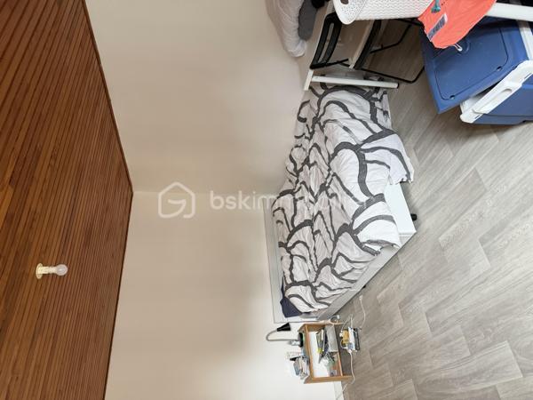Situé en plein centre de Mouazé, cet immeuble de rapport en très bon état et sans travaux à prévoir se compose de deux appartements, d’un local commercial divisé en deux cellules ainsi que d’un garage et d'un espace jardin.

Le premier appartement de 42,99 m² offre un espace salon-cuisine, une chambre, une salle de bain ainsi qu’un espace nuit à l’étage. Le second, d’une surface de 37,72 m², comprend un salon, une salle de bain, une pièce pouvant servir de bureau et une chambre à l’étage.
Le local commercial de 82,38 m² bénéficie d’un accès direct depuis la rue, de deux cellules, d’un espace d’accueil, d’une salle privative ainsi que d’un accès et de sanitaires PMR.

L’un des appartements est actuellement loué 550 € par mois, tandis que le second est vendu libre avec un potentiel locatif estimé entre 550 et 600 € par mois. Les deux cellules commerciales présentent également un potentiel locatif de 400 € HC chacune. Le garage est quant à lui loué 50 € par mois.

Rentabilité brute estimée à 7,32 %.
Taxe foncière de 3 058 €. 

Les deux appartements bénéficient d’un DPE D.