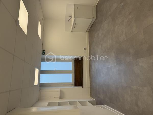Situé en plein centre de Mouazé, cet immeuble de rapport en très bon état et sans travaux à prévoir se compose de deux appartements, d’un local commercial divisé en deux cellules ainsi que d’un garage et d'un espace jardin.

Le premier appartement de 42,99 m² offre un espace salon-cuisine, une chambre, une salle de bain ainsi qu’un espace nuit à l’étage. Le second, d’une surface de 37,72 m², comprend un salon, une salle de bain, une pièce pouvant servir de bureau et une chambre à l’étage.
Le local commercial de 82,38 m² bénéficie d’un accès direct depuis la rue, de deux cellules, d’un espace d’accueil, d’une salle privative ainsi que d’un accès et de sanitaires PMR.

L’un des appartements est actuellement loué 550 € par mois, tandis que le second est vendu libre avec un potentiel locatif estimé entre 550 et 600 € par mois. Les deux cellules commerciales présentent également un potentiel locatif de 400 € HC chacune. Le garage est quant à lui loué 50 € par mois.

Rentabilité brute estimée à 7,32 %.
Taxe foncière de 3 058 €. 

Les deux appartements bénéficient d’un DPE D.
