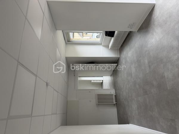 Situé en plein centre de Mouazé, cet immeuble de rapport en très bon état et sans travaux à prévoir se compose de deux appartements, d’un local commercial divisé en deux cellules ainsi que d’un garage et d'un espace jardin.

Le premier appartement de 42,99 m² offre un espace salon-cuisine, une chambre, une salle de bain ainsi qu’un espace nuit à l’étage. Le second, d’une surface de 37,72 m², comprend un salon, une salle de bain, une pièce pouvant servir de bureau et une chambre à l’étage.
Le local commercial de 82,38 m² bénéficie d’un accès direct depuis la rue, de deux cellules, d’un espace d’accueil, d’une salle privative ainsi que d’un accès et de sanitaires PMR.

L’un des appartements est actuellement loué 550 € par mois, tandis que le second est vendu libre avec un potentiel locatif estimé entre 550 et 600 € par mois. Les deux cellules commerciales présentent également un potentiel locatif de 400 € HC chacune. Le garage est quant à lui loué 50 € par mois.

Rentabilité brute estimée à 7,32 %.
Taxe foncière de 3 058 €. 

Les deux appartements bénéficient d’un DPE D.